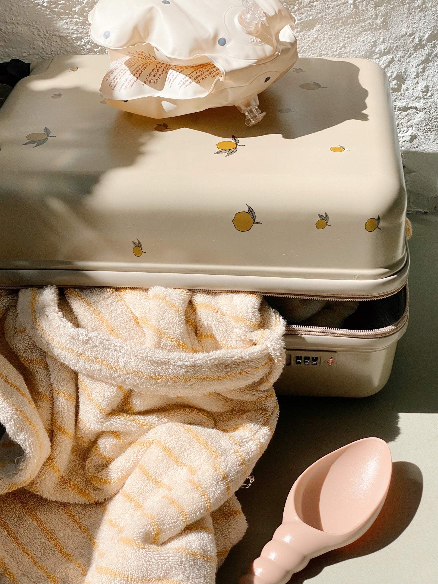 TRAVEL SUITCASE